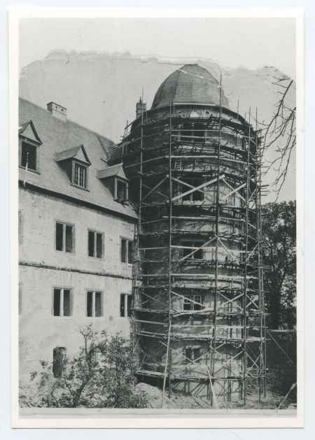 1934 wurde der Südostturm eingerüstet, vermutlich um den Putz abzuschlagen. Allerdings wurden diese Arbeiten nicht vollständig durchgeführt, denn es lassen sich noch an beiden Südtürmen Reste des Originalputzes nachweisen. (Foto: Hermens, 1934; Kreismuseum Wewelsburg, Fotoarchiv)